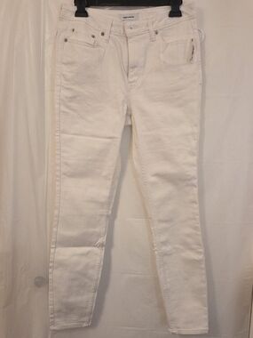 Sz 6, Amazon White Women’s Skinny Jeans